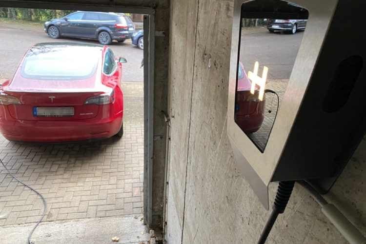 An einer Wallbox zu Hause lädt der Tesla Model 3 mit 11 kW