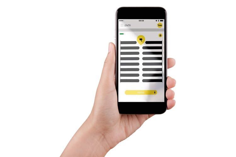 Passando una sola volta il dito dall'alto verso il basso nell'app Yale, la serratura Bluetooth Yale ENTR è aperta.