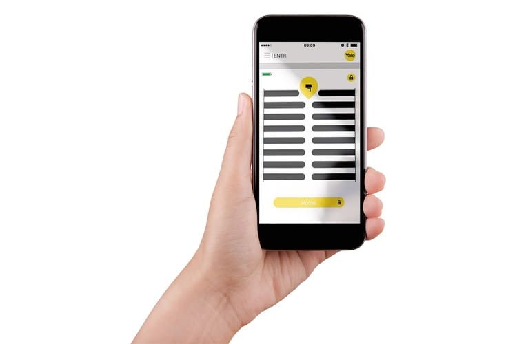 Einmal in der Yale App von oben nach unten wischen - schon ist das Yale ENTR Bluetooth-Türschloss offen