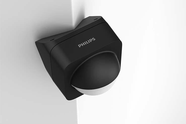 Installation des Philips Hue Outoor Sensors an einer Mauerkante