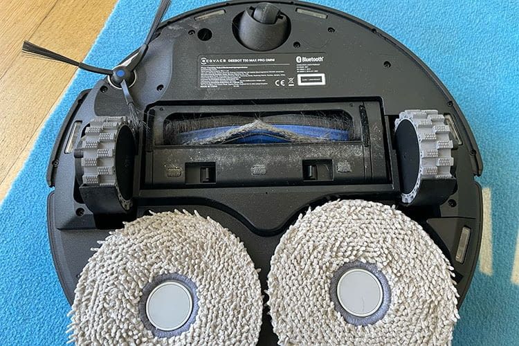 Im DEEBOT T50 MAX PRO OMNI Test verfingen sich ein paar Haare in der Hauptbürste
