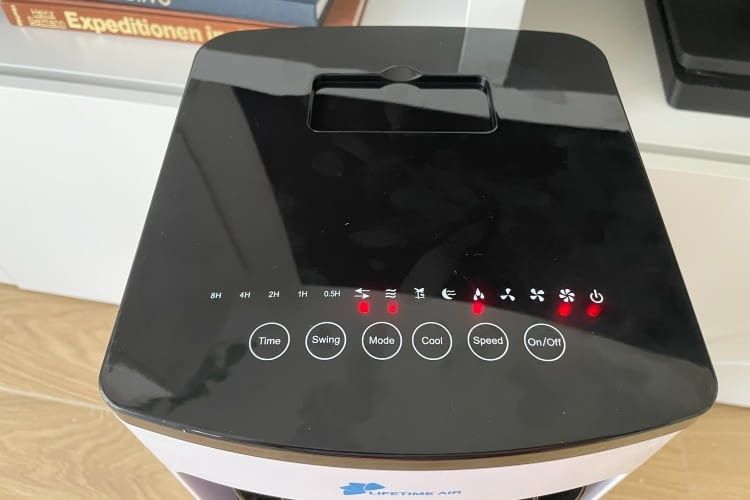 Die schwarze Oberseite mit Bedienknöpfen und einer Aussparung für die Fernbedienung