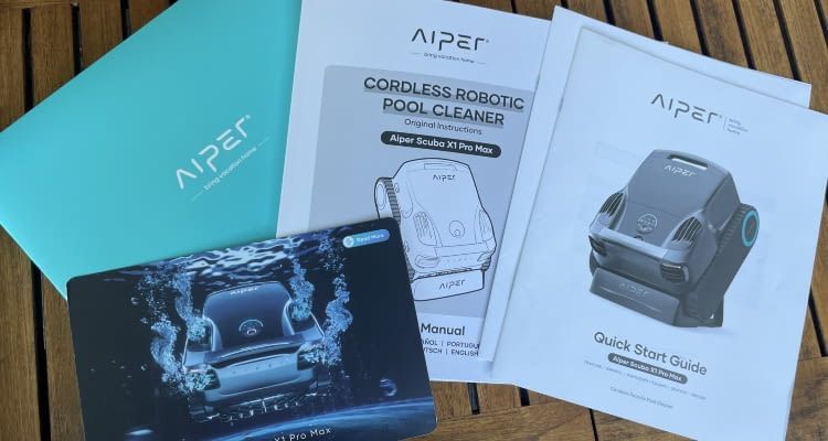 QuickStart Guide und Bedienungsanleitung der Aiper Scuba X1 Pro Max liegen in einer hochwertigen Mappe bei
