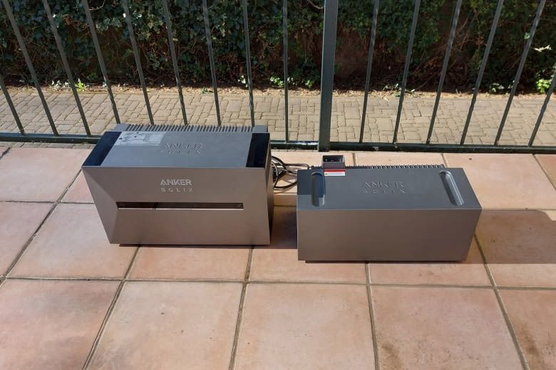 SOLIX 3 besteht aus der Haupteinheit (links) und dem Akkupack (rechts)