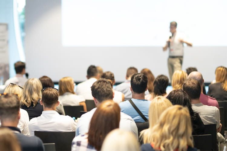 Auf der Fachkonferenz wird über die Verknüpfung von Smart Home und Versicherungen aufgeklärt