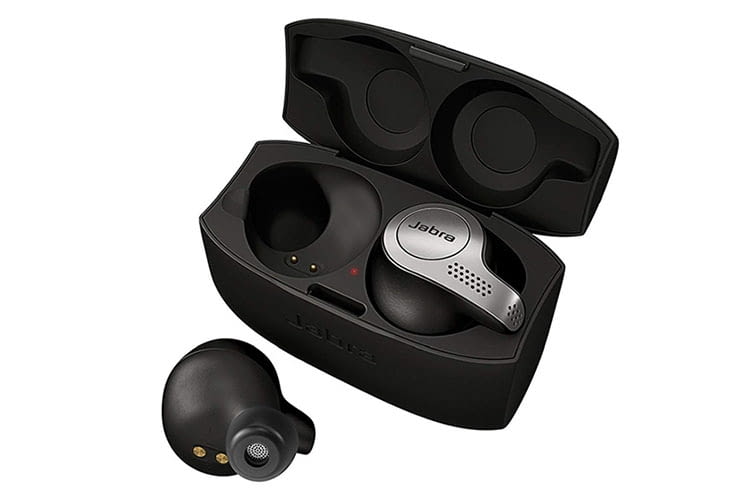 Die Jabra Elite 65t Bluetooth-Ohrhörer werden über ihr Etui aufgeladen