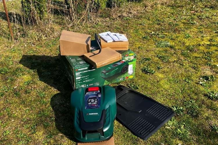 Der Mähroboter kommt mit Ladestation, Bodenhaken und Begrenzungskabel