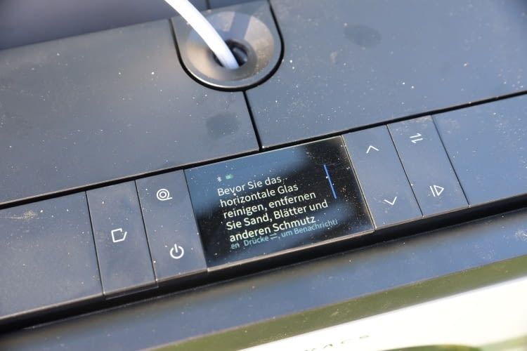 Richtig smart: Die Station des ECOVACS WINBOT W3 gibt je nach Einsatz wichtige Hinweise f&uuml;r ein optimales Reinigungsergebnis.