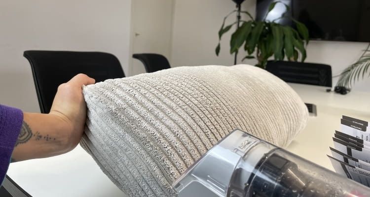 Beim Saugen des Cord Kissens war schnell das positive Ergebnis zu erkennen