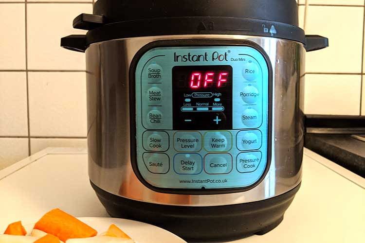 Le funzioni della Instant Pot DUO Mini in sintesi. Il display a LED fornisce informazioni sullo stato della pentola a pressione automatica.