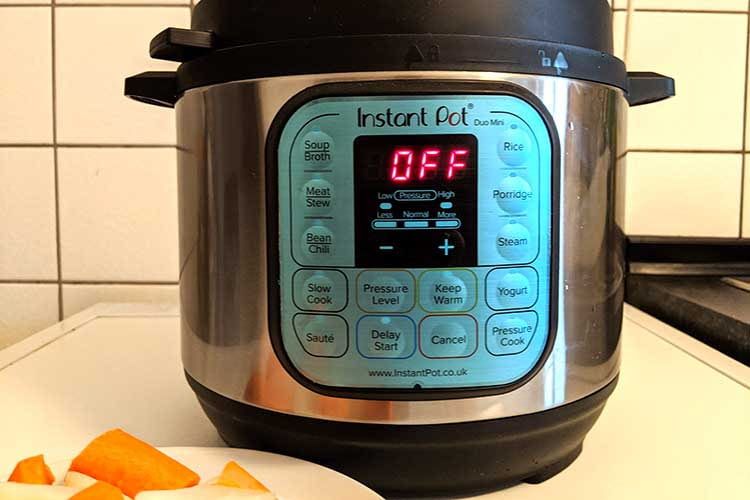 Die Funktionen des Instant Pot DUO Mini im Überblick. Die LED-Anzeige gibt Auskunft zum Status des automatischen Schnellkochtopfs