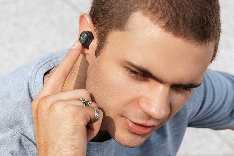 Die Bedienung der True Wireless Kopfhörer ANKER Coundcore Liberty Neo erfolgt über einen Druckknopf