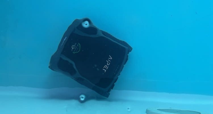Die Bodenreinigung durch den Scuba X1 Pro Max verlief sehr gründlich