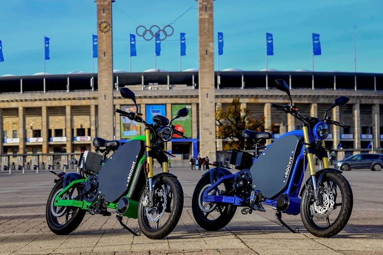 Das Elektromotorrad lässt sich an normalen Haushaltssteckdosen aufladen
