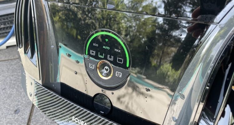 Die Tasten und Anzeigen sind sehr übersichtlich bei Aiper Scuba X1 Max Pro angebracht