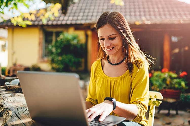 Home Office auf der Terasse, statt schwitzen im Büro - mit dem devolo dlan WiFi Outdoor Starter Set technisch machbar