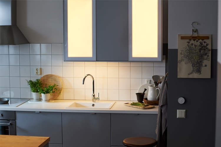Die JORMLIEN LED-Tür kann nachträglich eingebaut oder mit Schrank gekauft werden.