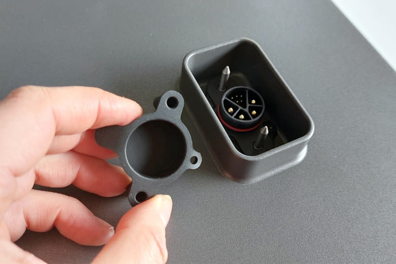 Bei der Lieferung ist der Anschlussport noch mit einer Schutzkappe abgedeckt