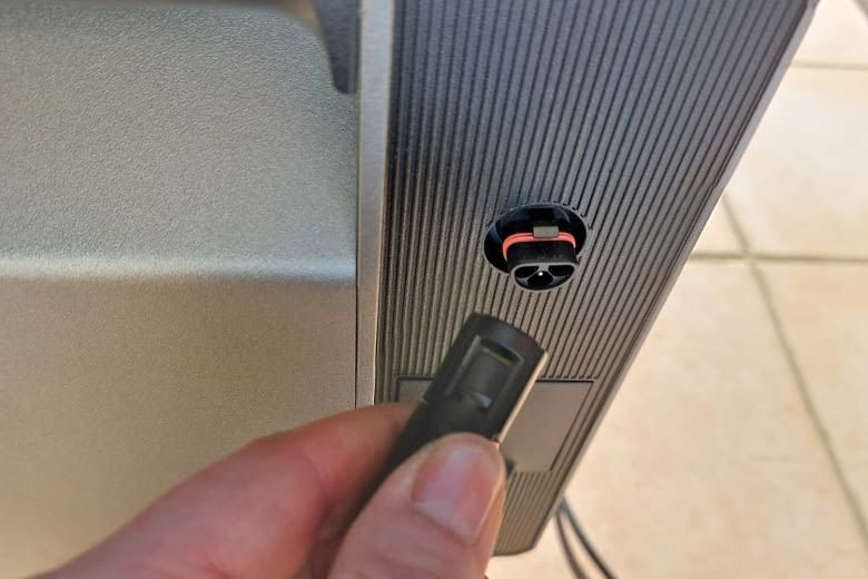 Der Anschluss für's Stromkabel befindet sich seitlich am Gehäuse