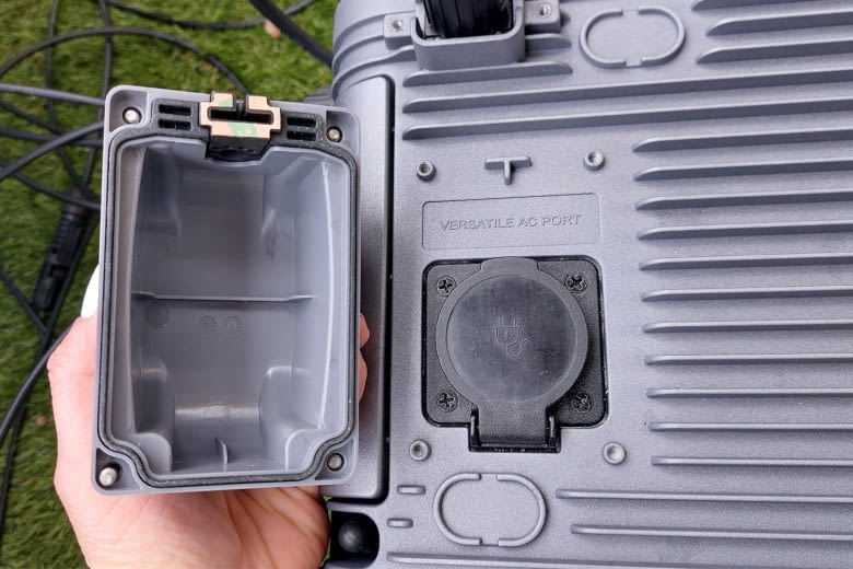 Die Schutzabdeckung hat eine hier (oben sichtbare) Kabeldurchf&uuml;hrung f&uuml;r angeschlossene Ger&auml;te