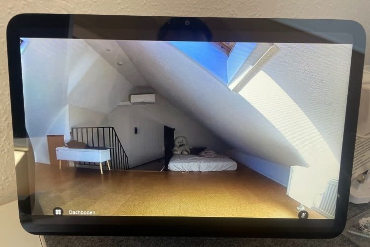 Das Bild der Arlo Essential 3 auf dem Echo Show 11 ist scharf und selbst Details lassen sich gut erkennen