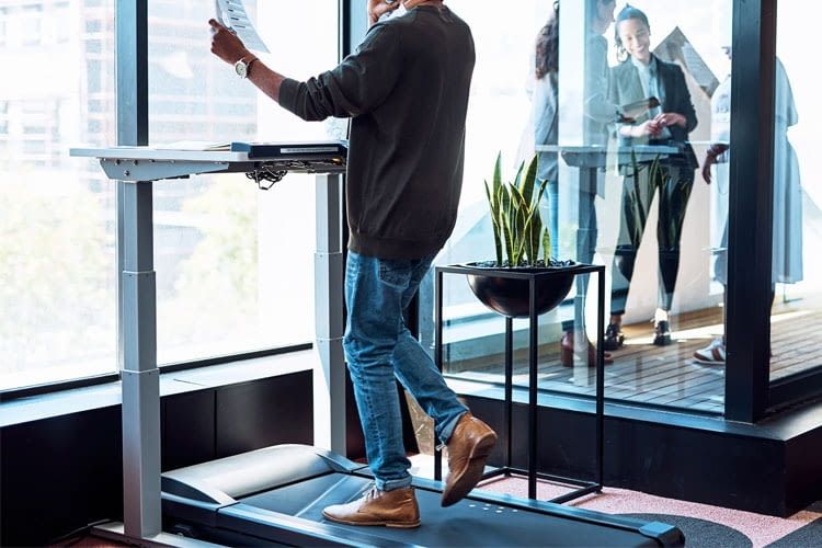 Langsame Büro Laufbänder eignen sich perfekt für konzentriertes Arbeiten