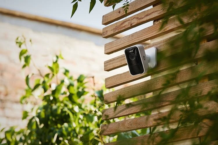Mit der Yale Smart Outdoor Camera ist das Grundstück immer im Blick