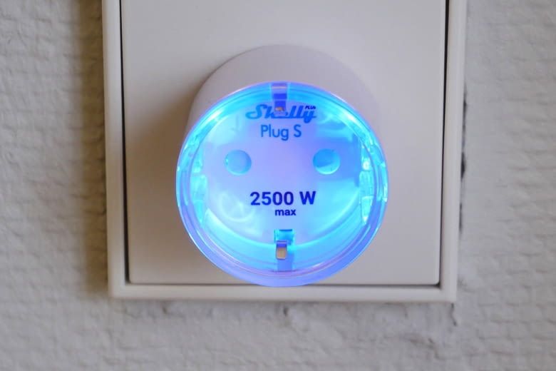 Dieser Shelly Zwischenstecker zeigt seinen Status durch die Beleuchtungsfarbe an