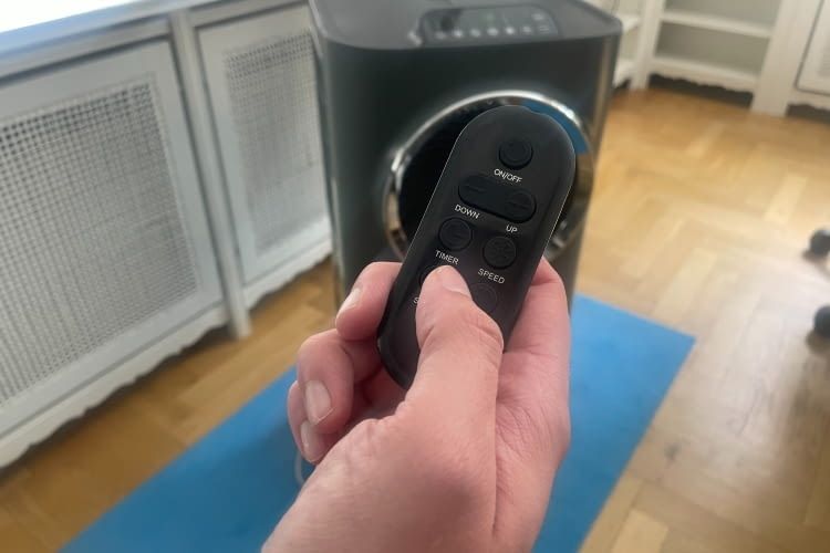 Die Fernbedienung ist sehr klein und kommt ohne Batterie