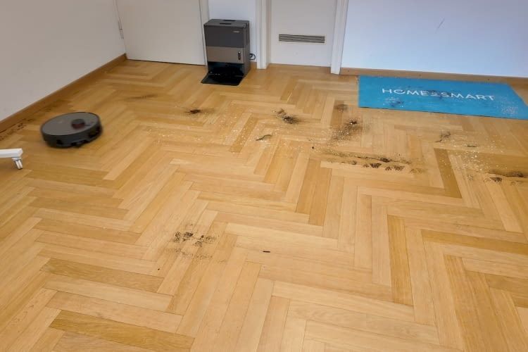 Nach mehreren Durchg&auml;ngen entfernte der Saugroboter den Schmutz vollst&auml;ndig. Nur am Rand und auf dem Teppich blieben R&uuml;ckst&auml;nde