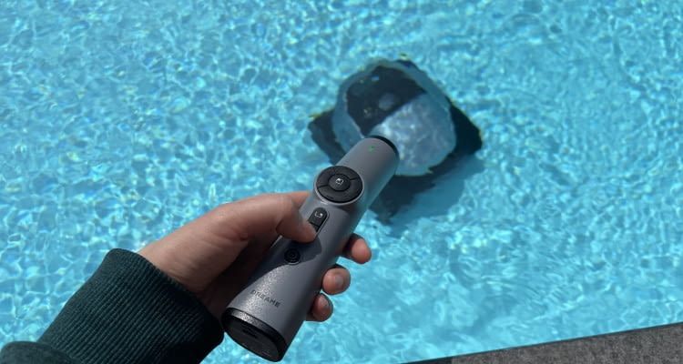 Dank der Fernbedienung kann der Dreame Z1 Pro auch unter Wasser gesteuert werden