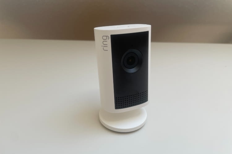 Die Indoor Cam Plus ist klein und kompakt gebaut