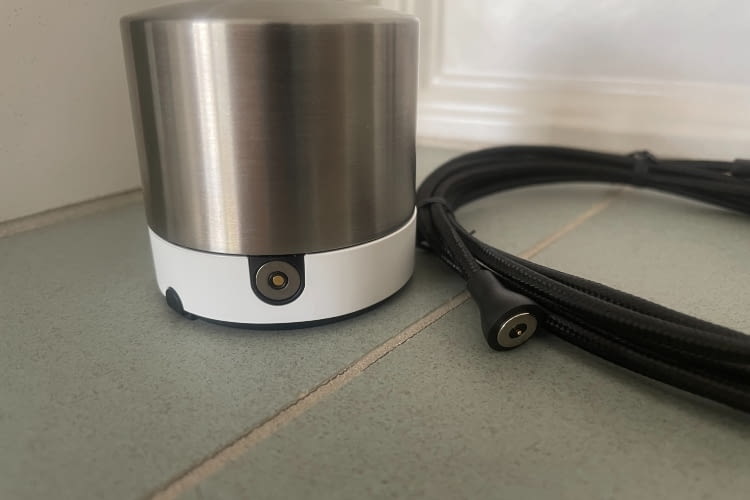 Das magnetische Ladekabel erlaubt das Aufladen des Akkus während des Betriebs