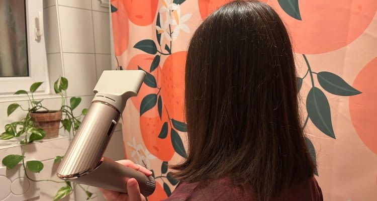 Der Konzentrator sorgt für besonders glatte Haare - lein Glätteisen mehr nötig