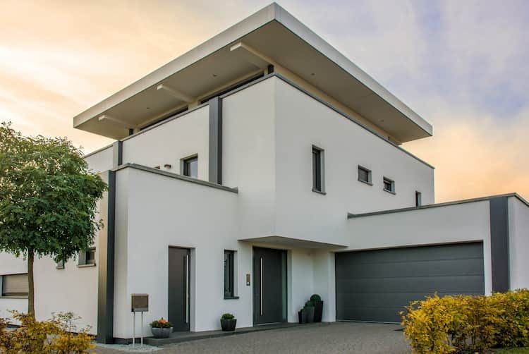 Modernes Haus mit smarter Garage