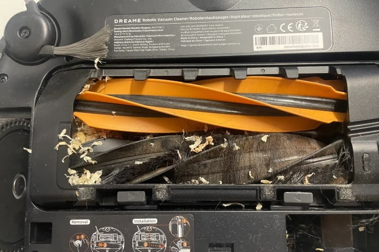 Trotz Absaugung blieben einige R&uuml;ckst&auml;nde h&auml;ngen und verminderten die Saugleistung deutlich. Die Haare konnten wir aber ganz leicht abstreifen