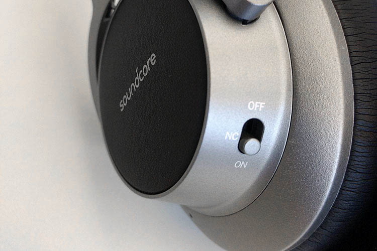 Das Noise Cancelling kann an der linken Ohrmuschel von Anker Soundcore Space NC A3021 eingeschaltet werden