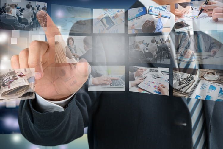Smart TVs lassen sich per App, Fernbedienung oder Sprache steuern