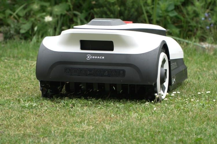 Gut zu wissen: Über dem ECOVACS Schriftzug befindet sich ein praktischer Tragegriff