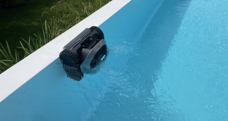 Im Dreame Z1 Pro Test überzeugte der Poolsauger mit seiner Fähigkeit, sich an der Wand festzusaugen