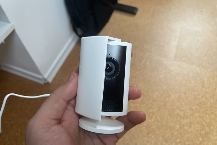 Mit der mitgelieferten Abdeckung kann die Linse auf Wunsch verschlossen werden