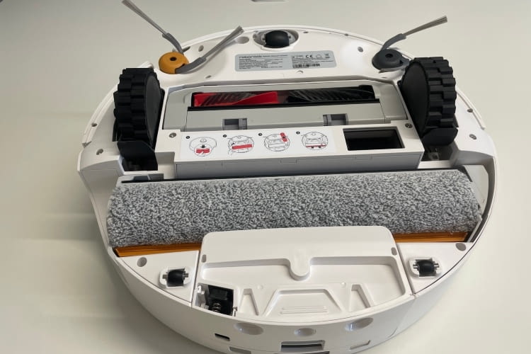 Auf der Unterseite gibt es die Hauptbürste, Wischwalze und zwei Seitenbürsten