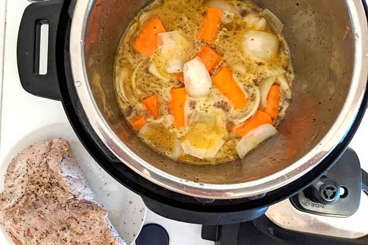 Mit der Sauté Funktion wird der Instant Pot zur Kochplatte und eignet sich zum Anbraten. Hier der Soßen-Sud für den Schweinebraten