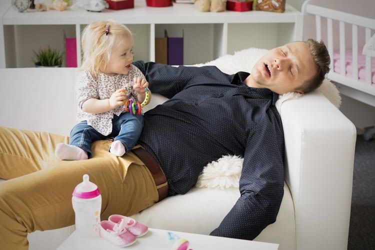 Babys Schlaflied lässt nicht nur Kinder, sondern auch Mama und Papa wegdösen