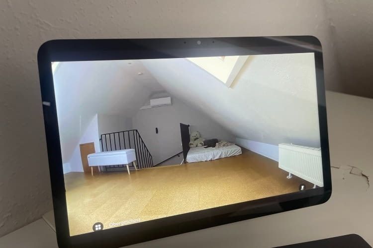Per Sprachbefehl zeigt der Echo Show 11 sofort das Livebild der Indoor Cam Plus
