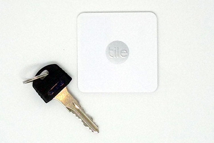Der Tile Slim Bluetooth-Tracker ist flach mit kleinem Flächenmaß, so dass er sich vielseitig einsetzen lässt
