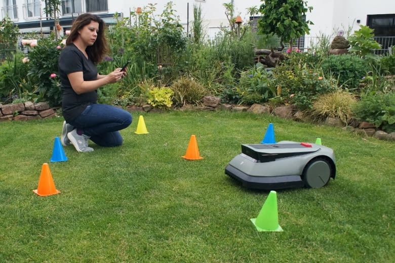 Wir prüfen die Hinderniserkennung im Test u.a. mit solchen kleinen Verkehrshütchen