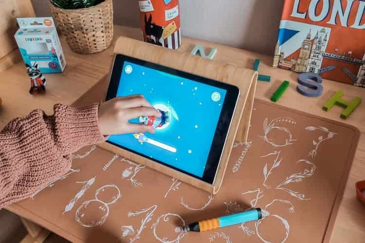 Per iniziare l'esperienza di apprendimento e di gioco, è sufficiente posizionare la figura sullo schermo.