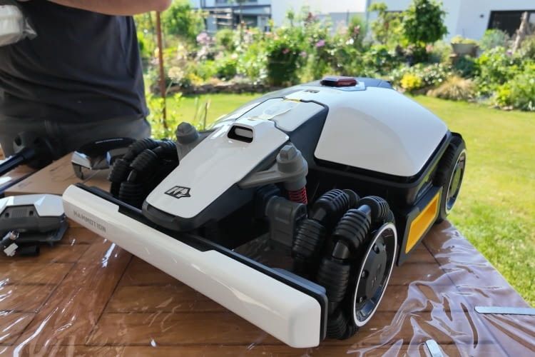 Der MAMMOTION LUBA Mini erinnert auch ohne sein Vision Modul sehr an ein Rennauto