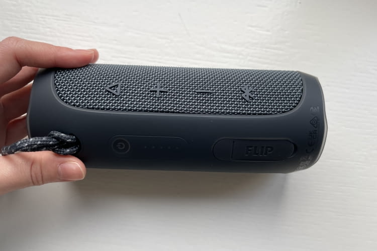 Die Tasten sind übersichtlich und im JBL-typischen Design gestaltet
